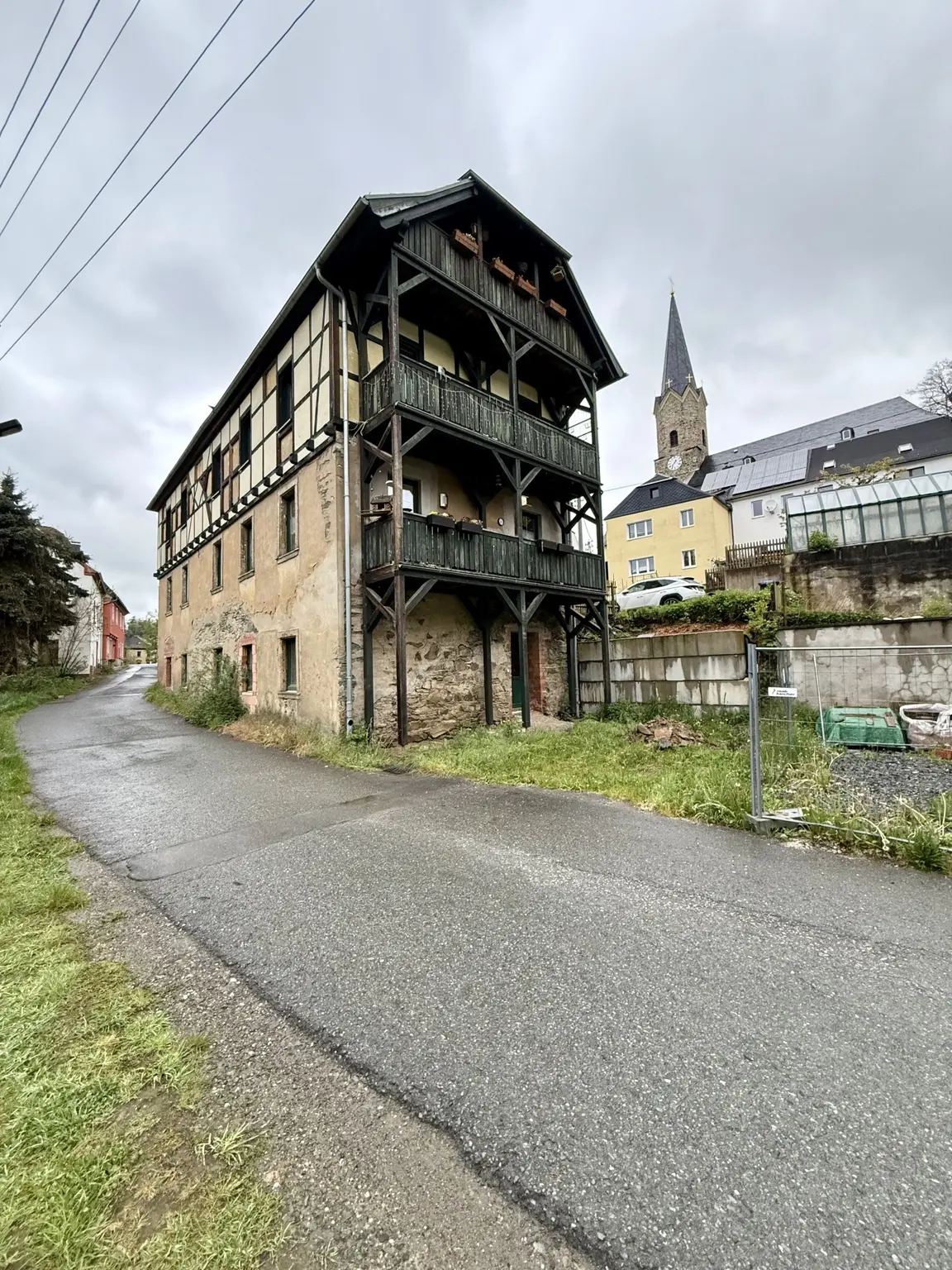 BHG1 mit historischer Holzgalerie und der Hirschberger Stadtkirche im Hintergrund